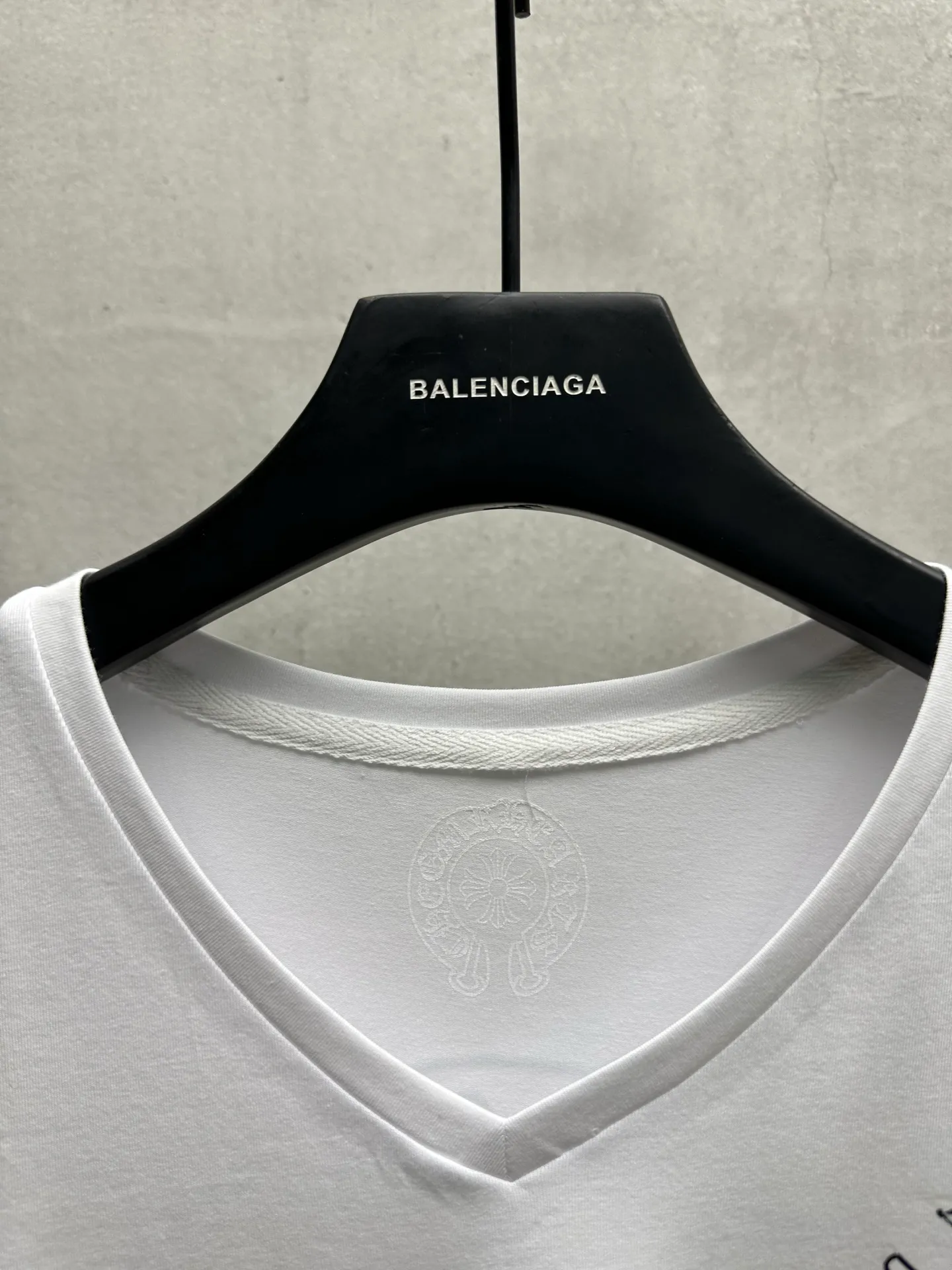 P126 #068 CHROME HEARTS 25SS women's T-shirt. Made of 220G original consistent fabric. V-neck women's waist style. The whole body is made of imported digital direct printing. Color: Black White Size: S M L